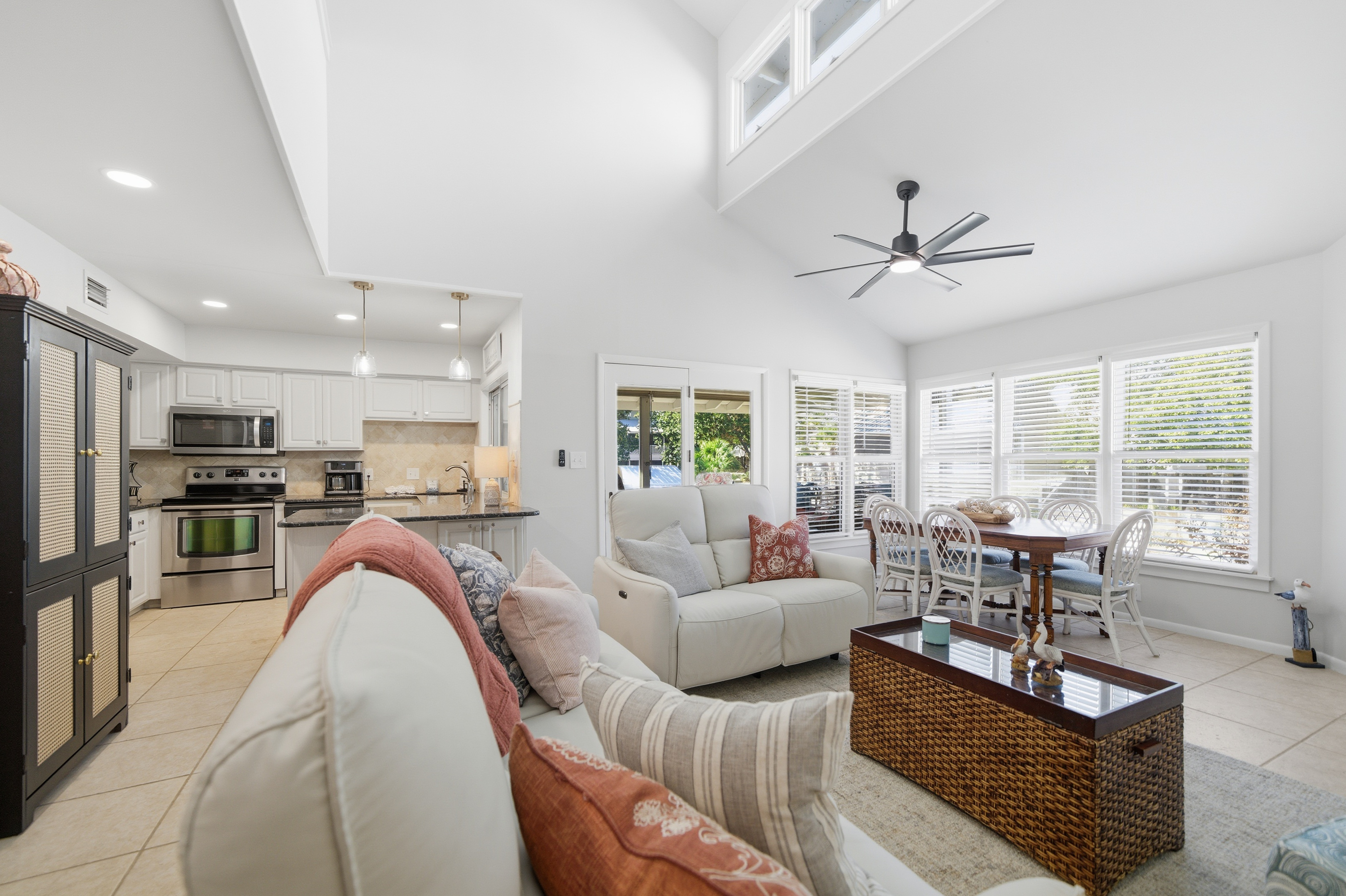 Charming Coastal Escape With Pool View - Inviting And Spacious Retreat - Florida Panhandle, FL